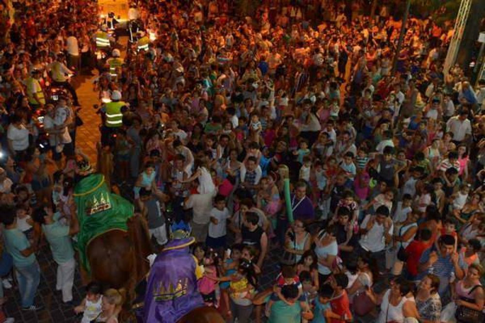 Una multitud recibi� a Melchor, Gaspar y Baltazar en la plaza Libertad