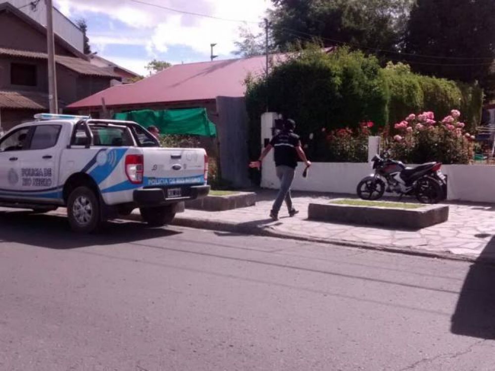 Simulan ser amigos de familiares y asaltan a dos personas mayores