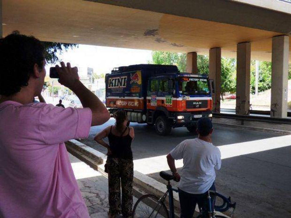 Bajo un sol infernal, la fiesta del Dakar se vivi� en las calles de San Juan