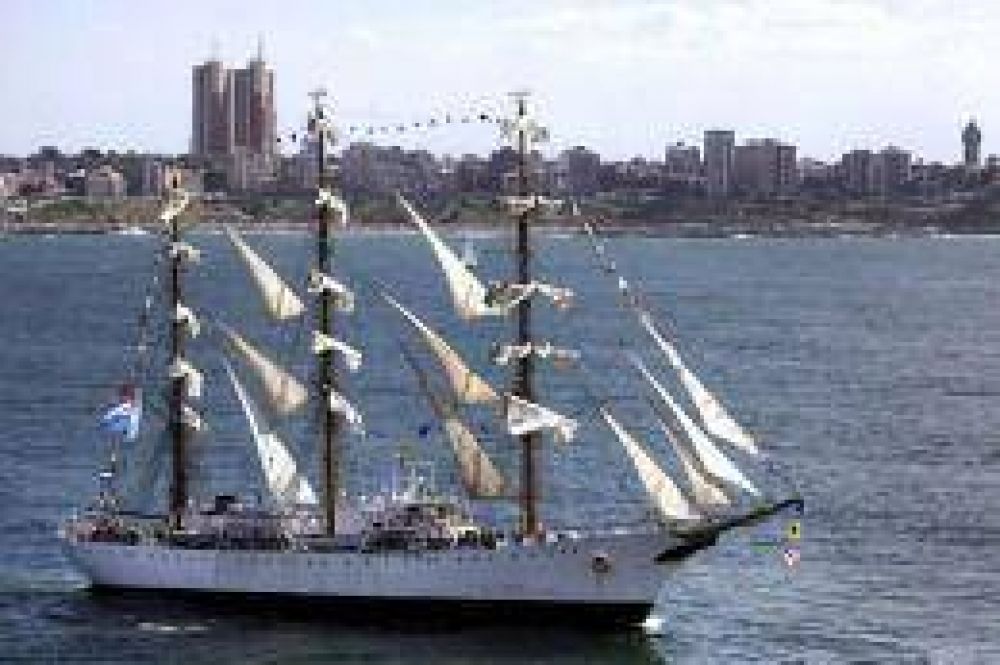 La Fragata Libertad llega a Mar del Plata para ser visitada por los turistas