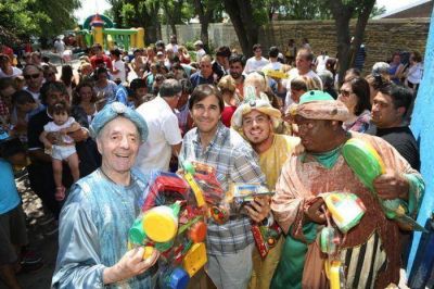 Actores repartieron juguetes y alegr�a de la mano de Javier Faroni por barrios marplatenses