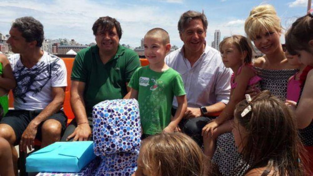 Karina Rabolini, Manino Iriart e Iv�n Budassi en acci�n solidaria por los mas bajitos