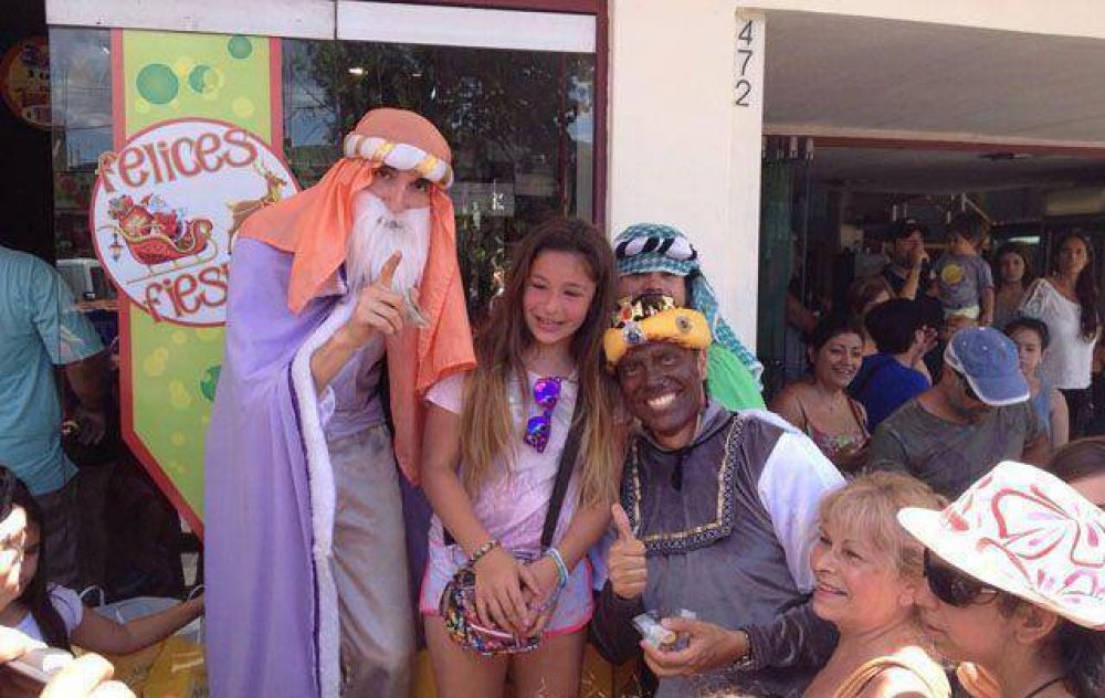 El Rey Al�: reparti� sonrisas y alfajores en Carlos paz