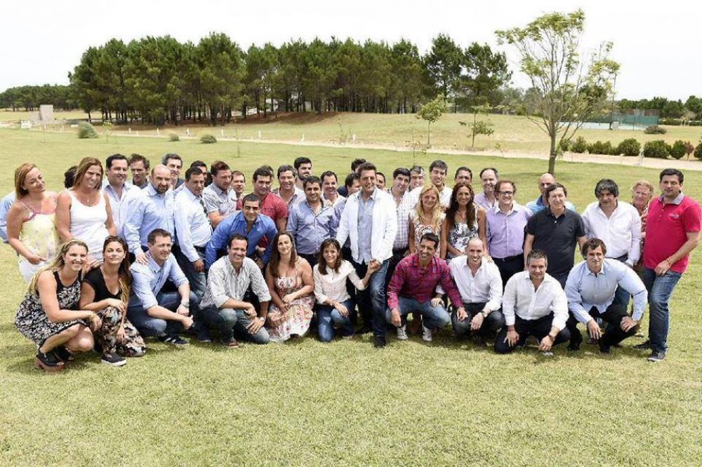 Mart�n Jofr� junto a Sergio Massa y precandidatos a intendentes sub 45