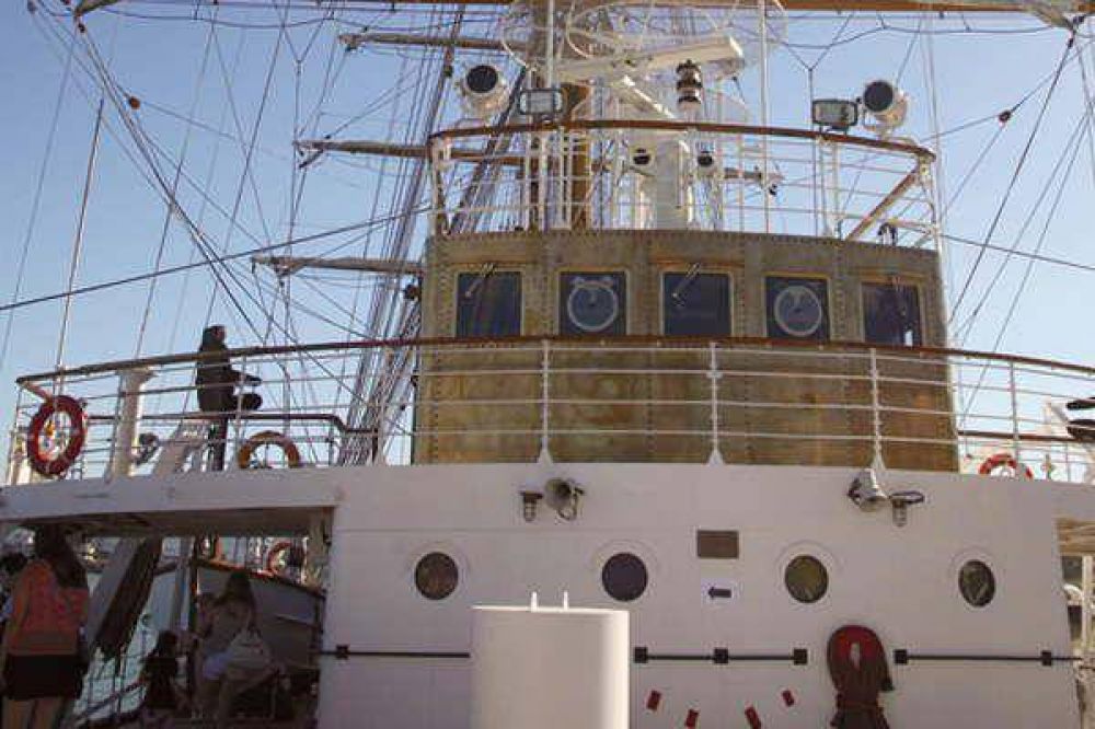 Con marinos santiague�os a bordo, hoy llega a Mar del Plata la Fragata Libertad