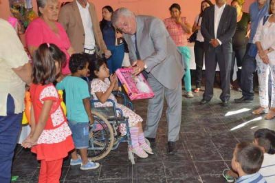 El intendente entreg� juguetes a los ni�os que asisten a un comedor municipal por el D�a de Reyes