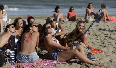 Las selfies copan la playa y ahora se sacan con bast�n