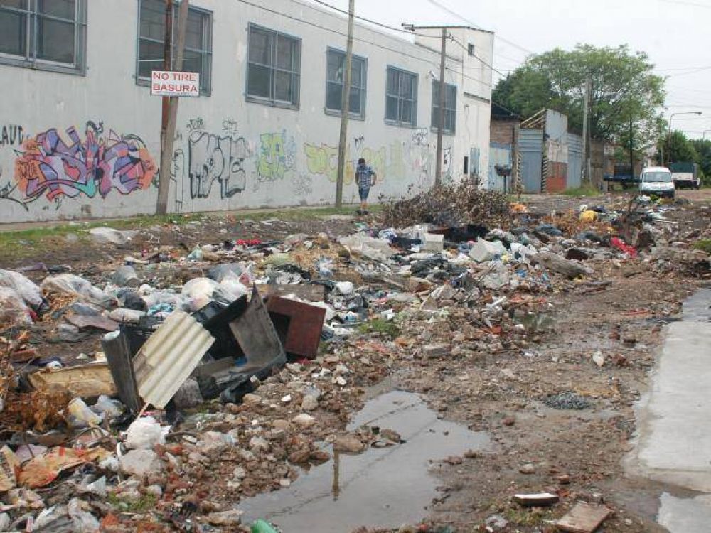 Calle bloqueada por la basura