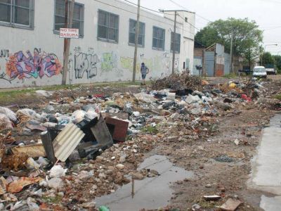 Calle bloqueada por la basura
