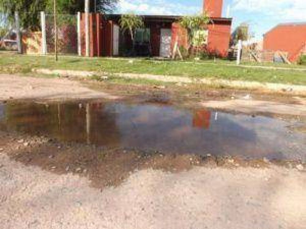Vecinos reclaman a ABSA por rotura de ca�o
