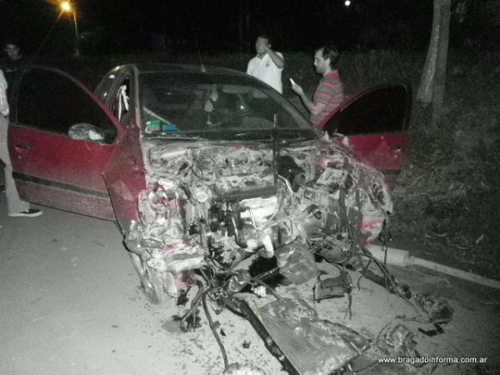 Una mujer se descompens y choc su auto contra un rbol