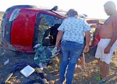 Una familia protagoniz� un vuelco en inmediaciones a Garayalde