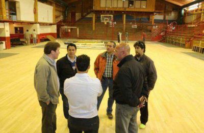 EL INTENDENTE MELELLA RECORRI� LAS OBRAS DE REMODELACI�N DEL POLIDEPORTIVO