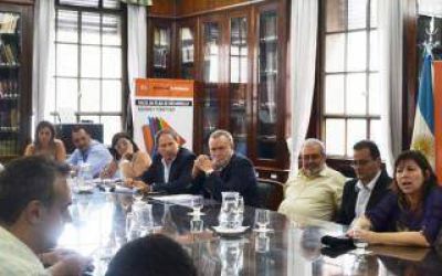 Paritarias estatales: UPCN y FEGEPPBA aceptaron la oferta de Scioli pero ATE la rechaz�
