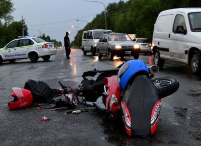 Dos menores heridos al chocar en moto contra un auto