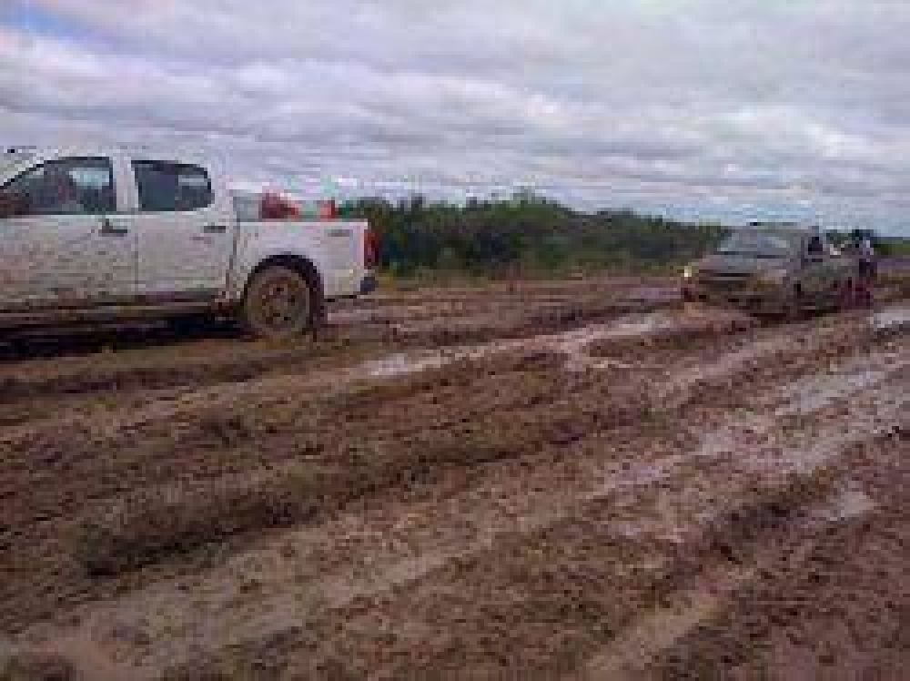 Intent� avanzar por una ruta anegada y termin� hog�ndose