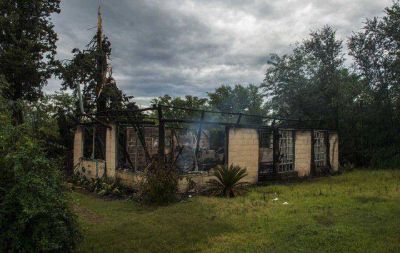 Un rayo redujo a cenizas una casa de campo en Cosqu�n