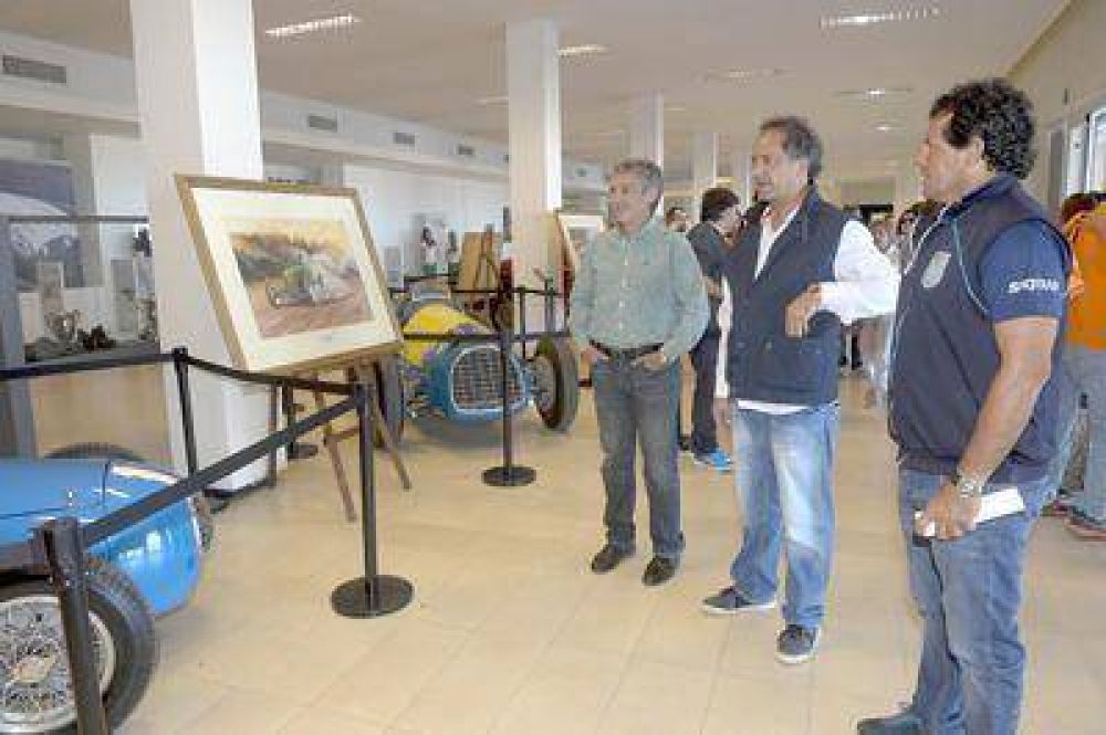 Scioli inaugur� una muestra sobre Fangio en el NH Gran Hotel Provincial