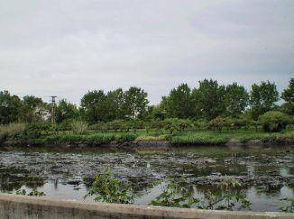 Vecinos denunciaron que tiran residuos cloacales en el arroyo Santo Domingo