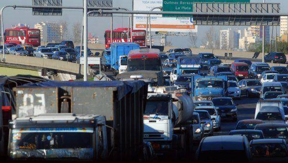 Apedrean micro e hieren a dos pasajeros en Dock Sud