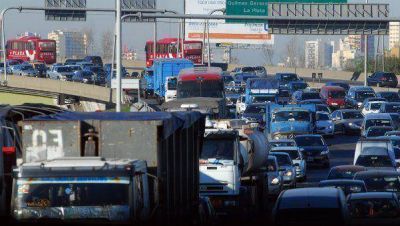 Apedrean micro e hieren a dos pasajeros en Dock Sud
