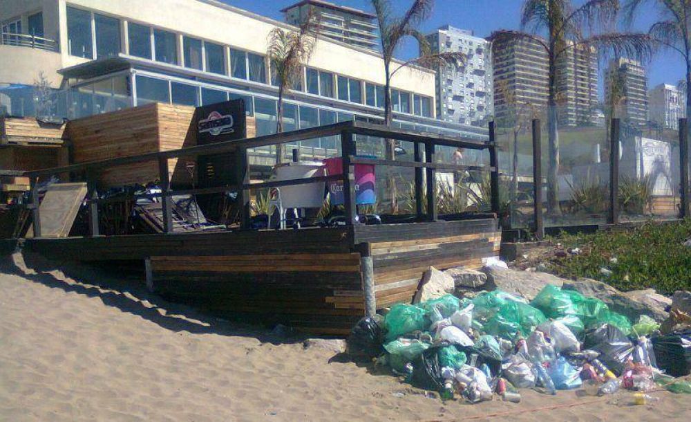 Sol, arena y basura, los atractivos de Playa Grande