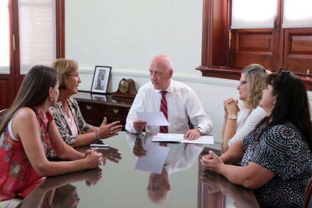 Bonfatti entreg� un aporte para la refacci�n de la fachada de la escuela secundaria �General Bustos� de Santa Fe