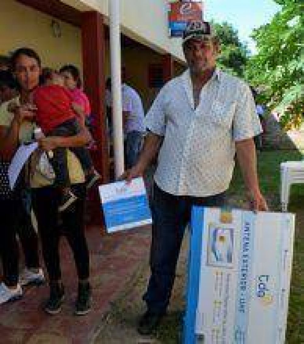 Entregan m�s de 1000 decodificadores TDA en el interior provincial