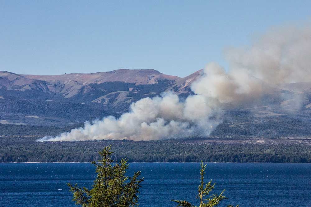 Ayer se reaviv� un foco del incendio camino a Villa La Angostura