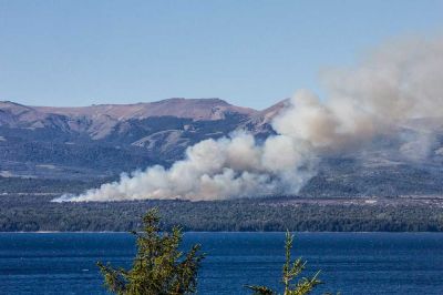 Ayer se reaviv� un foco del incendio camino a Villa La Angostura