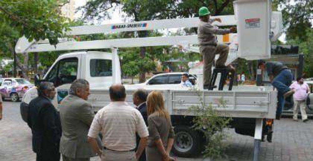 La direcci�n de Parques y Paseos recibi� un cami�n hidroelevador del municipio