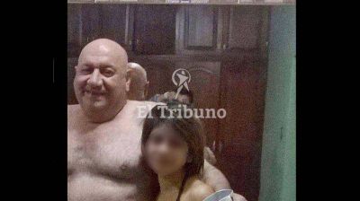 Intendente de fiesta con j�venes semidesnudas