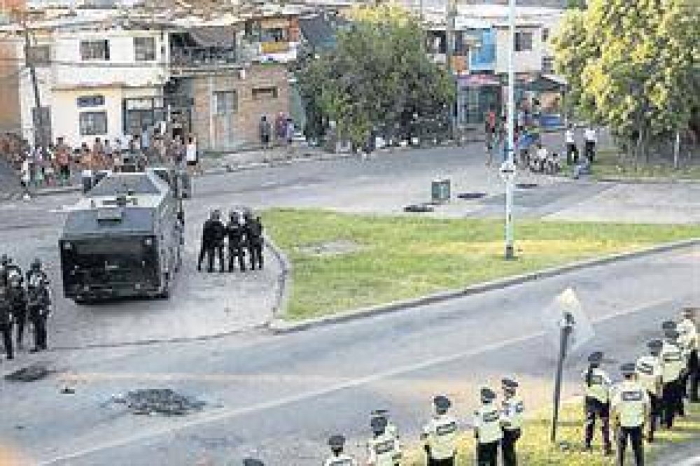Cortaron la autopista Dellepiane y se enfrentaron con la polic�a