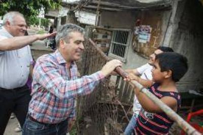 Cano recorri� el barrio Ex Aeropuerto