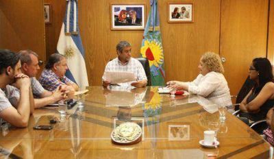 Ferraresi con la nueva comisi�n directiva de la sociedad de fomento Domingo Sarmiento de Sarand�
