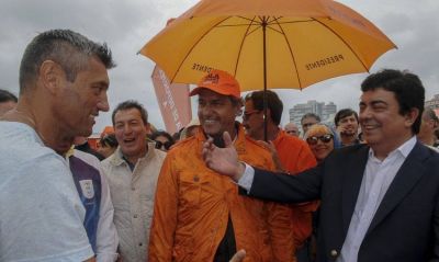 En medio del ataque K, Scioli hace la suya: futsal en la Bah�a Naranja
