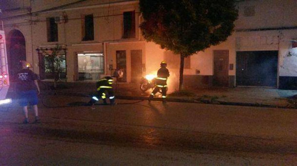 Se incendi� una moto en la zona c�ntrica