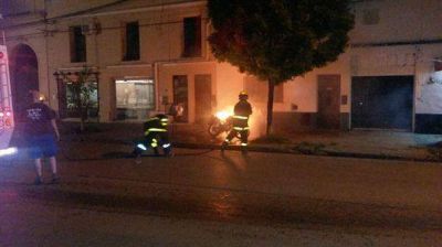 Se incendi� una moto en la zona c�ntrica