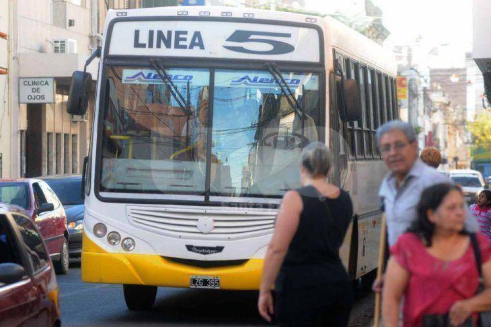 Un adolescente recibi� un disparo de arma de fuego en un colectivo de la l�nea 5