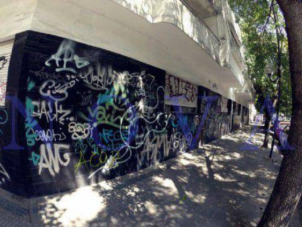 Comerciantes y vecinos de calle 9 dieron por perdida la batalla contra grafiteros en La Plata 