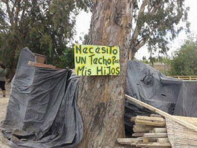 Fueron desalojados y ahora viven bajo unos naylon a pocos pasos del centro