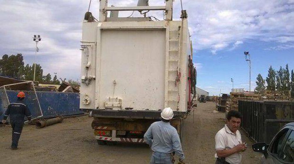 Cami�n super� la altura permitida y destroz� un sem�foro en la Yrigoyen