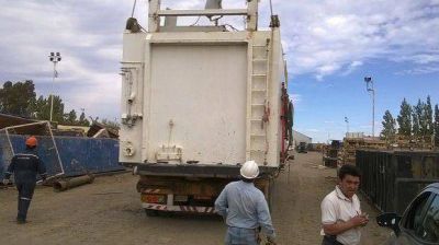 Cami�n super� la altura permitida y destroz� un sem�foro en la Yrigoyen