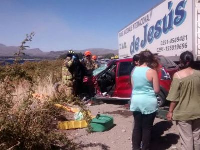 Fuerte choque entre un cami�n y un autom�vil: una mujer grave