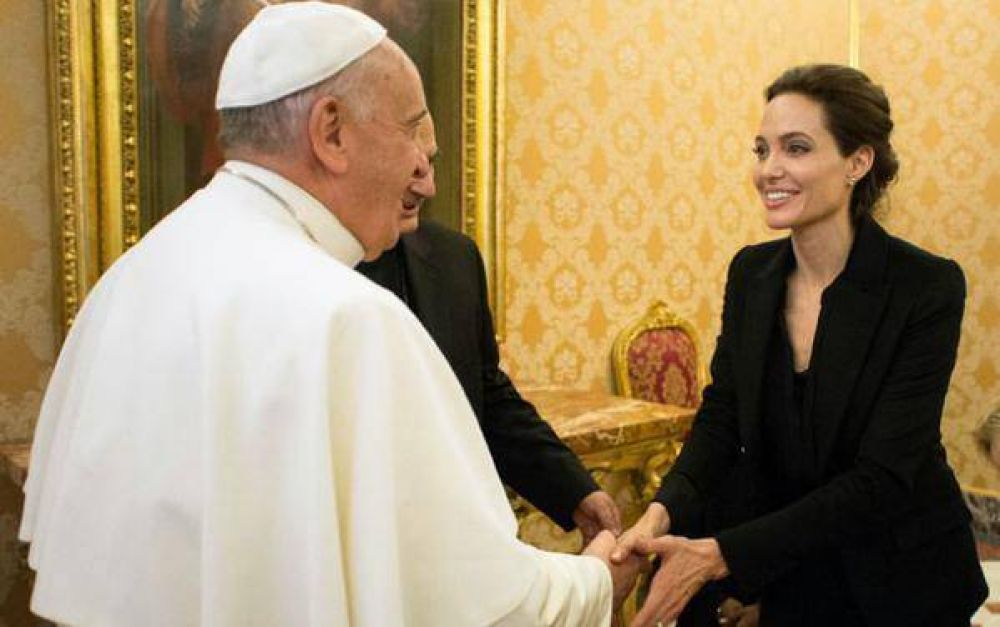 El Papa Francisco saluda a Angelina Jolie en el Vaticano