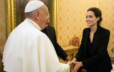 El Papa Francisco saluda a Angelina Jolie en el Vaticano