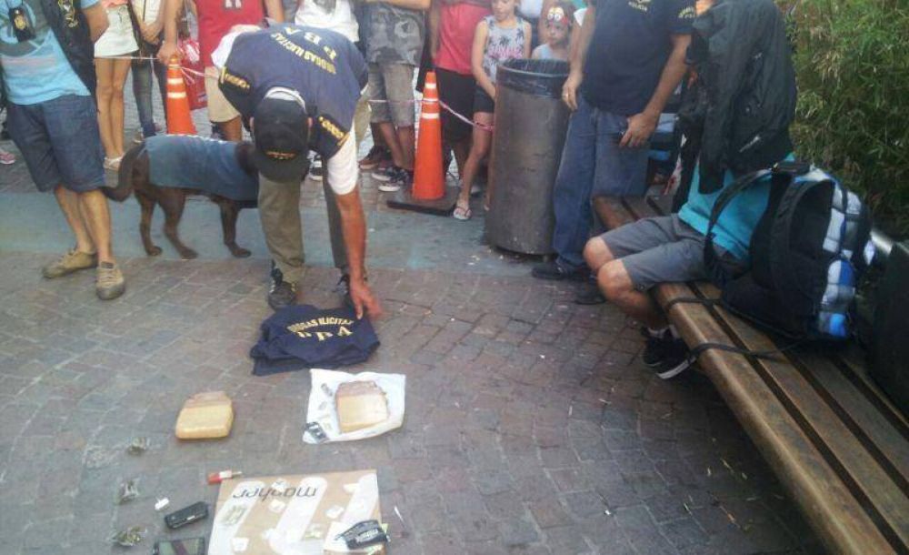 Detienen a un hombre en la peatonal con casi dos kilos de marihuana
