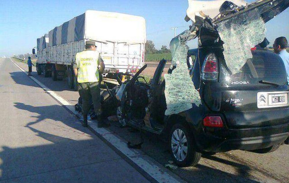 Un muerto al chocar un auto con un cami�n en Villa Mar�a