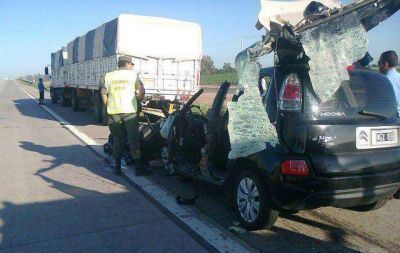Un muerto al chocar un auto con un cami�n en Villa Mar�a