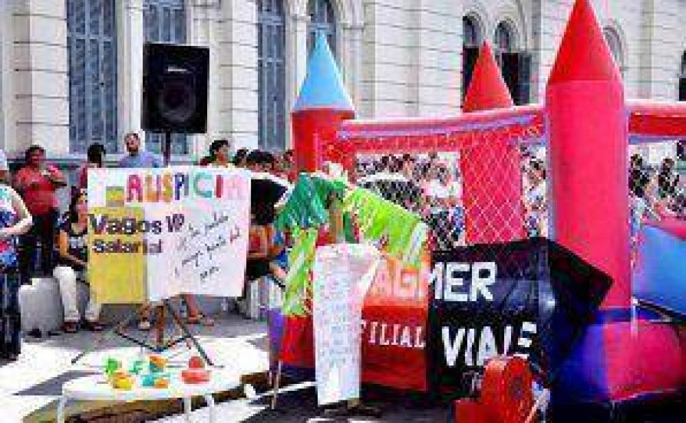 Docentes armaron una playa inflable frente a la Casa Gris